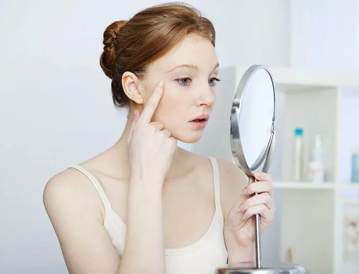 girl-looking-mirror
