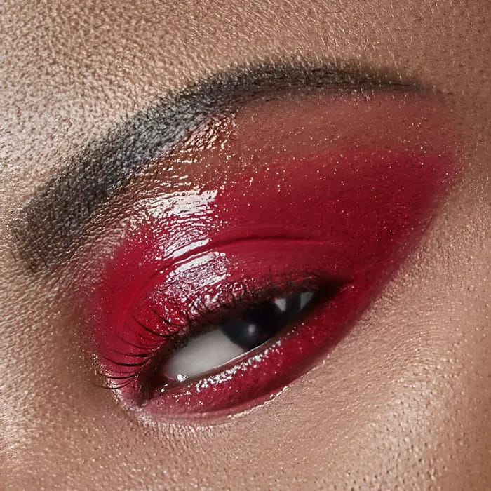 liquid red eyeshadow black mascara shiny eyelid cat-eye look