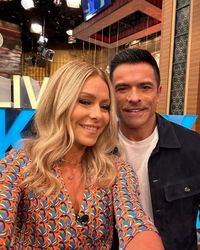 Kelly Ripa Mark Consuelos selfie on Live