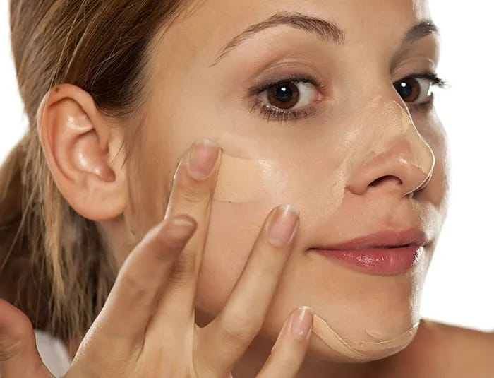 woman-applying-makeup