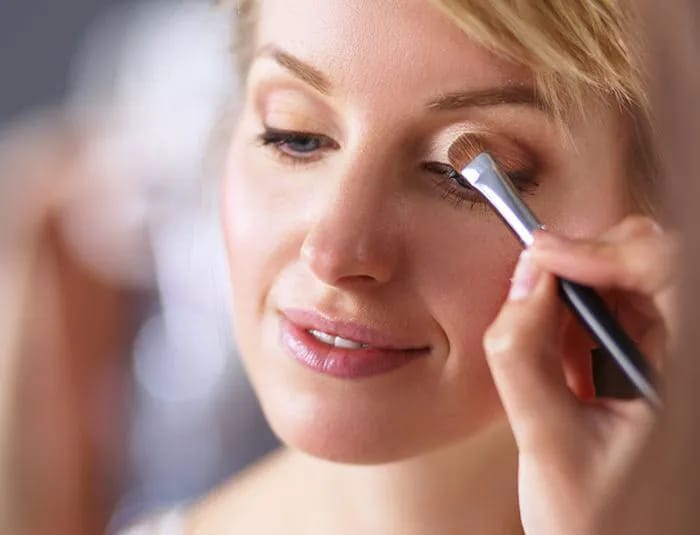 makeup-artist-applying-eyeshadow