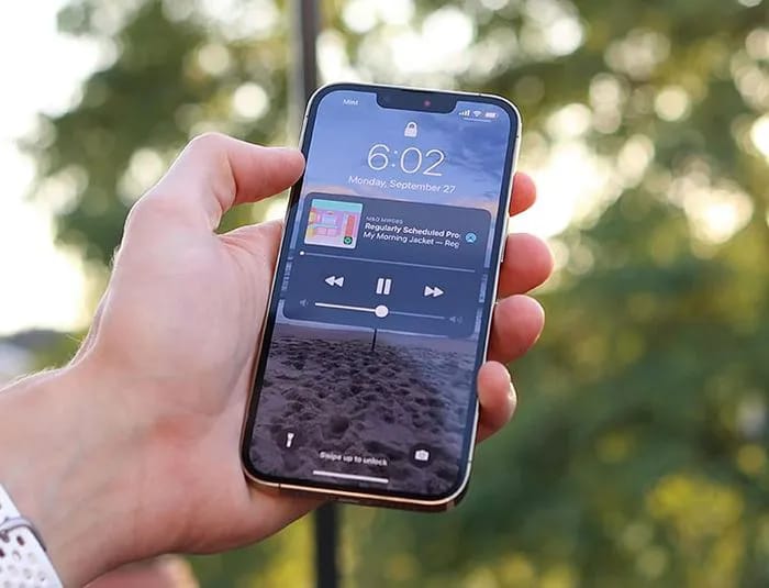 iphone-playing-music