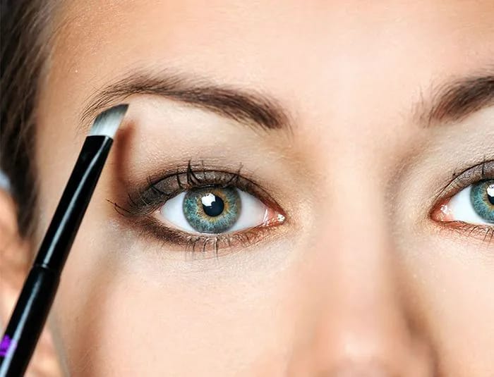 blue-eyed-woman-eyebrow-makeup