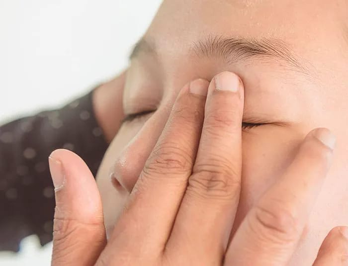 makeup-artist-applying-eyelid-primer