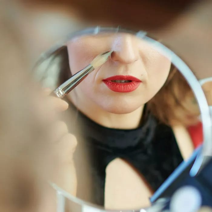 woman-putting-on-makeup