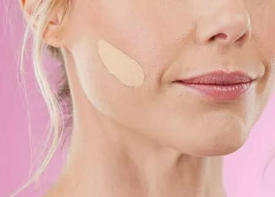 woman-foundation-swipe-on-cheek