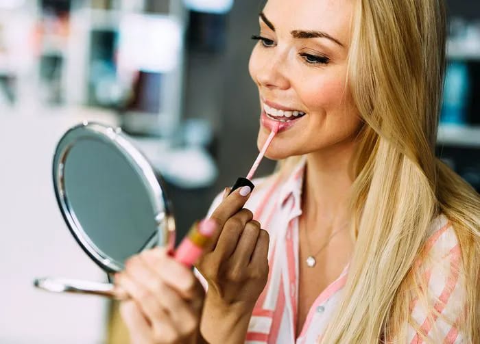woman-applying-lipgloss