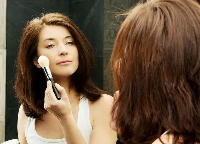 woman-applying-powder