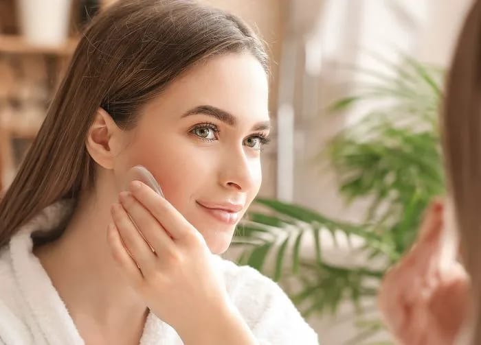 woman-applying-blush