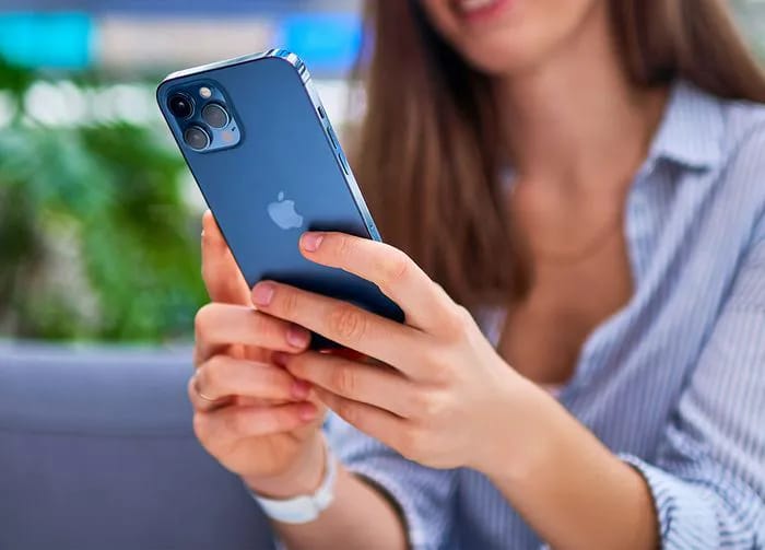 woman-looking-at-iphone