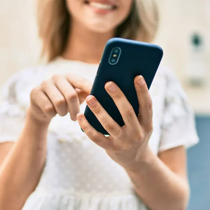 woman-using-iphone