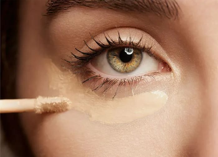 woman-applying-concealer