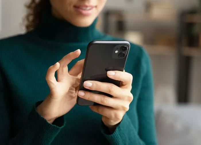 woman-using-iphone