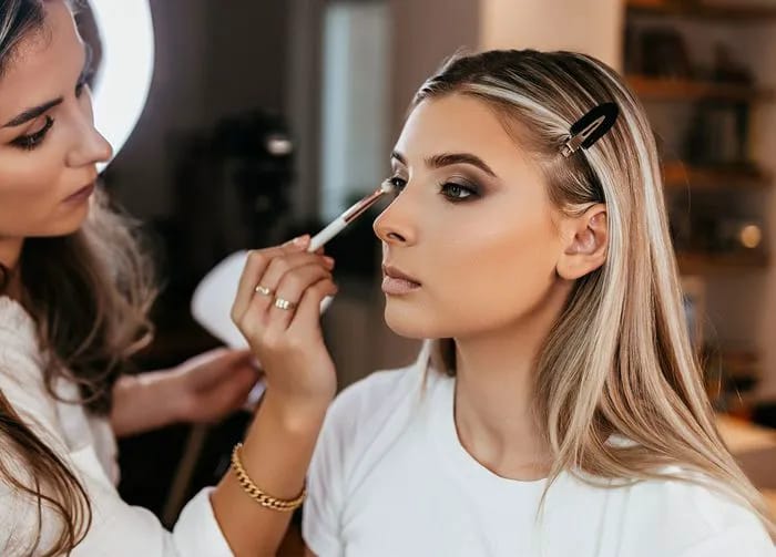 makeup-artist-applying-eyeshadow