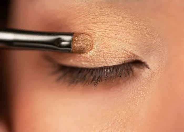 using-light-eyeshadow-lid