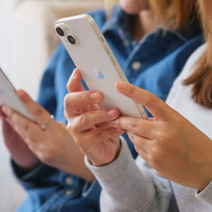 people-texting-iphone