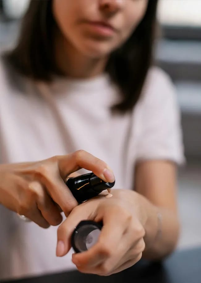 woman-applying-foundation-palm