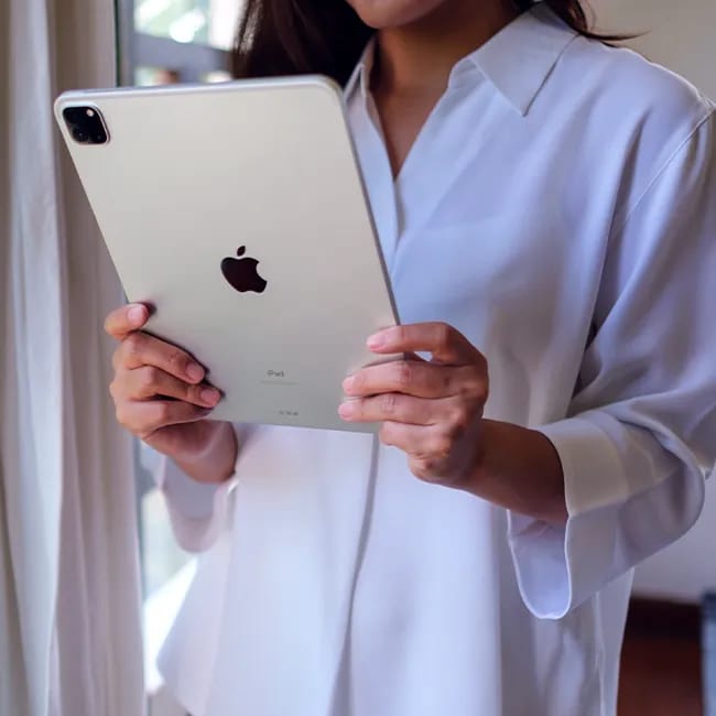 Woman holding an iPad in a cafe