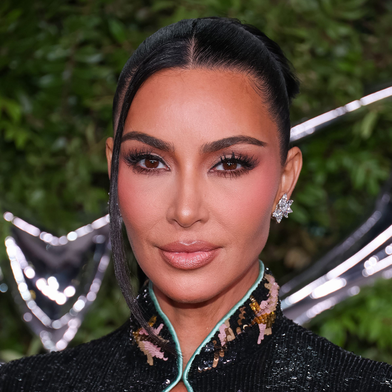 Fans Think Kim Kardashian Looks Like ‘A Hostess’ After Wearing... Fans Think Kim Kardashian Looks Like ‘A Hostess’ After Wearing...