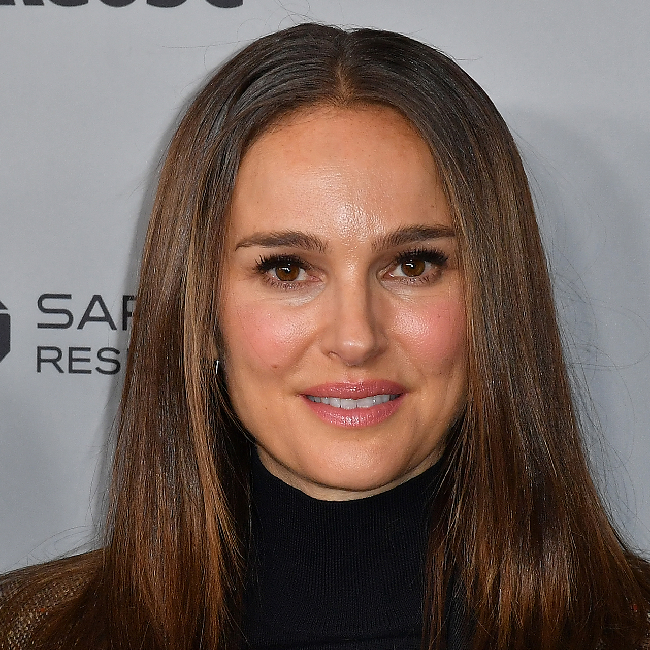 Natalie Portman looks unrecognizable with a blonde bob in new scenes