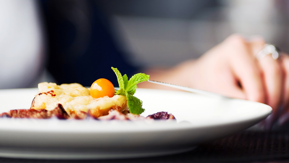 Why The Color Of Your Plate Determines How Much You Eat, According To A