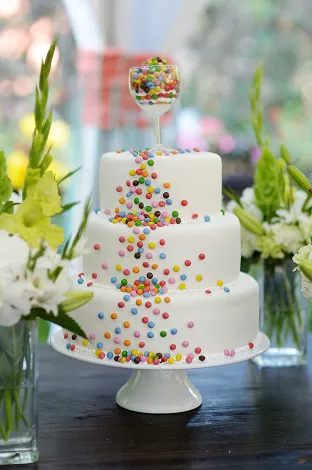 Collect the top tier of the cake. Image from SHEfinds
