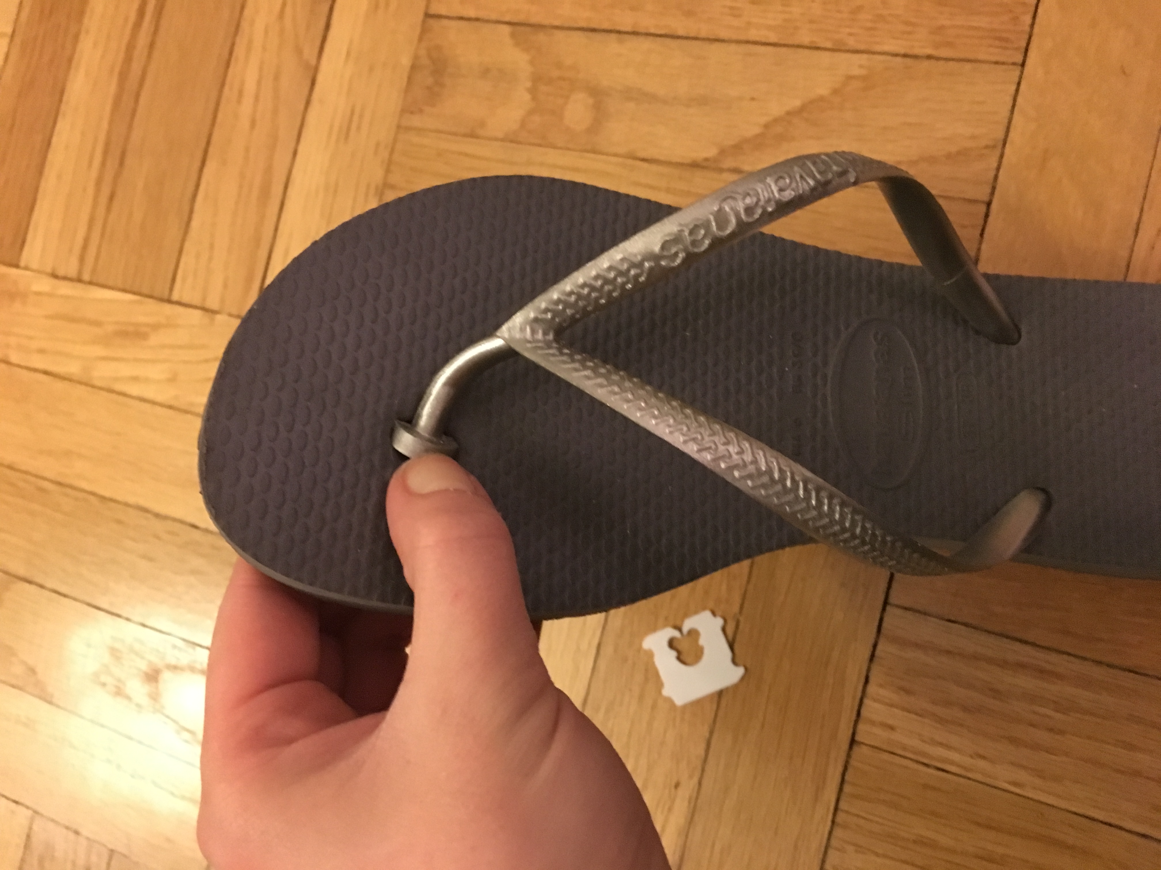 Sidst Forbrydelse tank How To Fix A Broken Sandal | How To Fix A Broken Flip Flop - SHEfinds