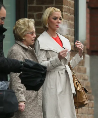 Katherine Heigl Trendy accessories to elevate any beauty look.