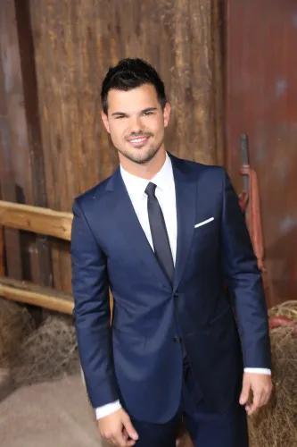 Taylor Lautner Image from SHEfinds