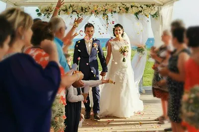 Holiday Weekend Weddings Image from SHEfinds
