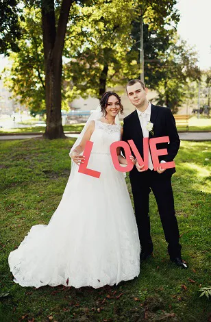 Couple Holding Signs Image from SHEfinds