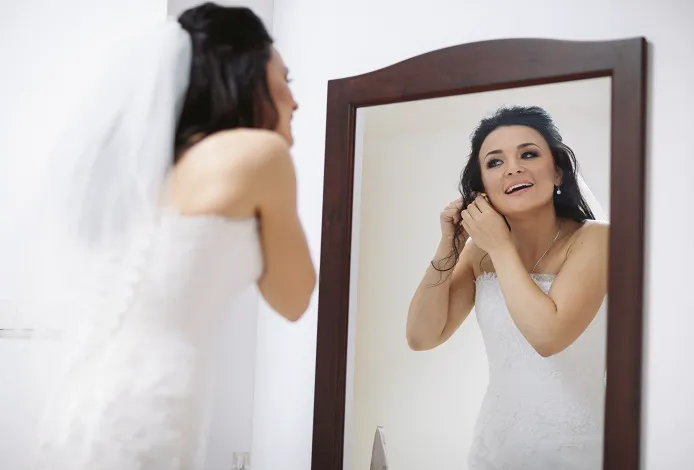 Bride In The Mirror Image from SHEfinds