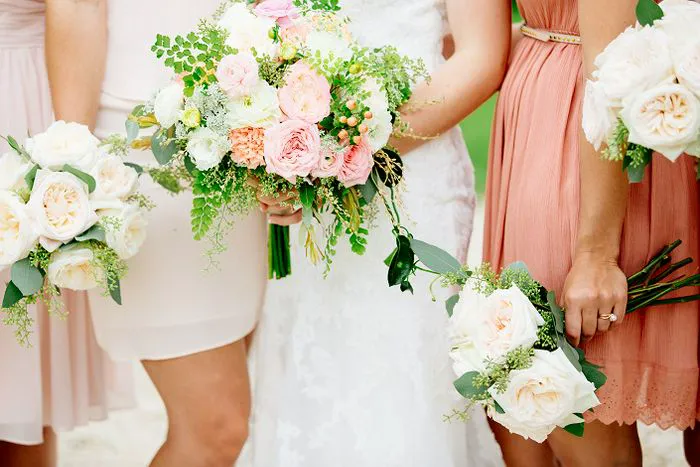 Exchanging flowers. Image from SHEfinds
