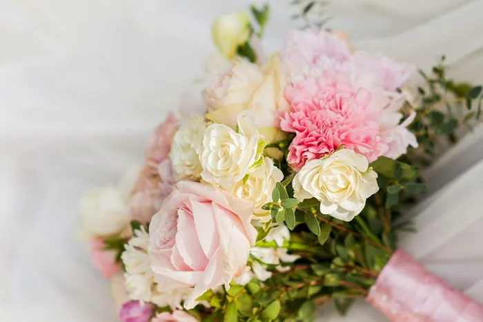 Hand the bouquet back. Image from SHEfinds