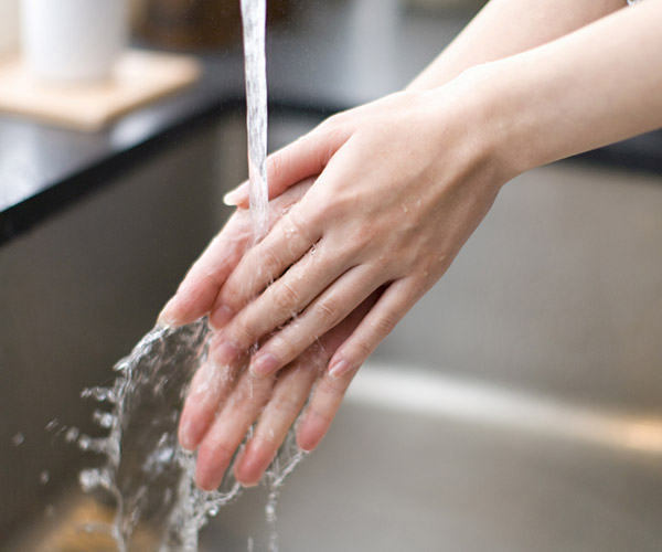 The Right Way To Get Rid Of Dry, Cracked Hands, According To A Dermatologist