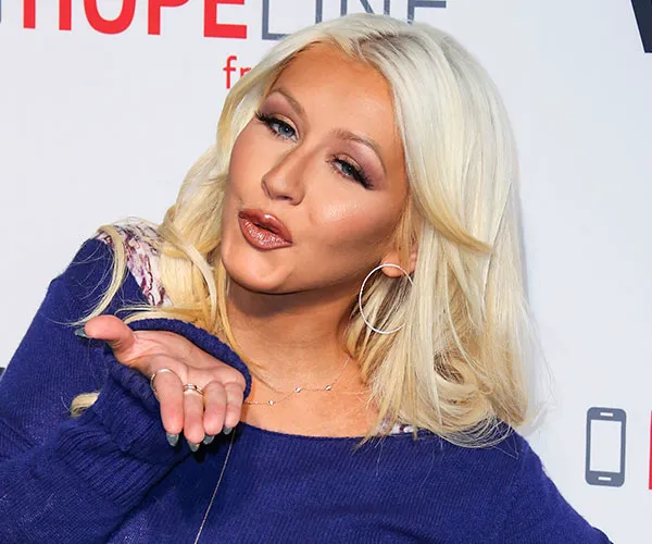 Using dark contour powder under your cheekbones christina aguilera