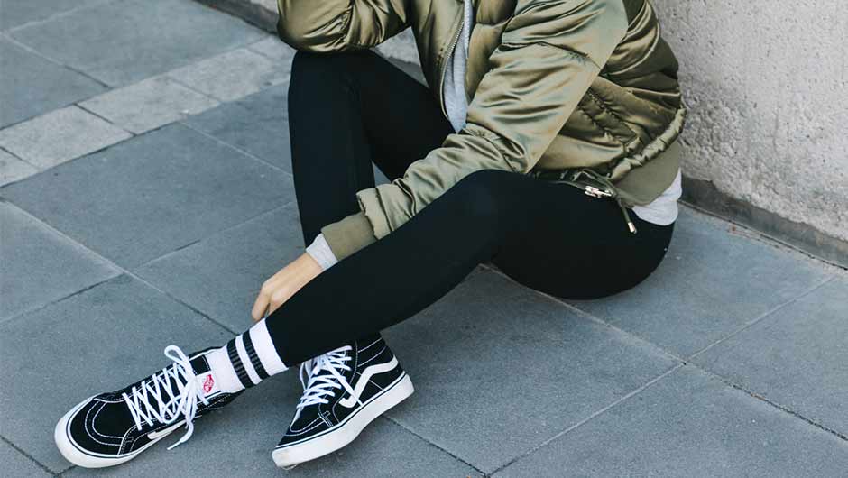 London håndbevægelse renovere How To Wear Leggings With Sneakers Like A Fashion Girl - SHEfinds