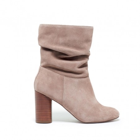 These Are The 5 Boots Every Woman Needs In Her Closet This Fall - SHEfinds