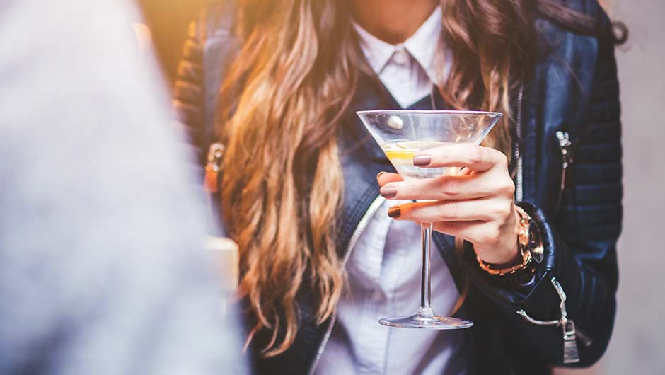 The One Drink You Should Never Order At A Bar, According To A Bartender
