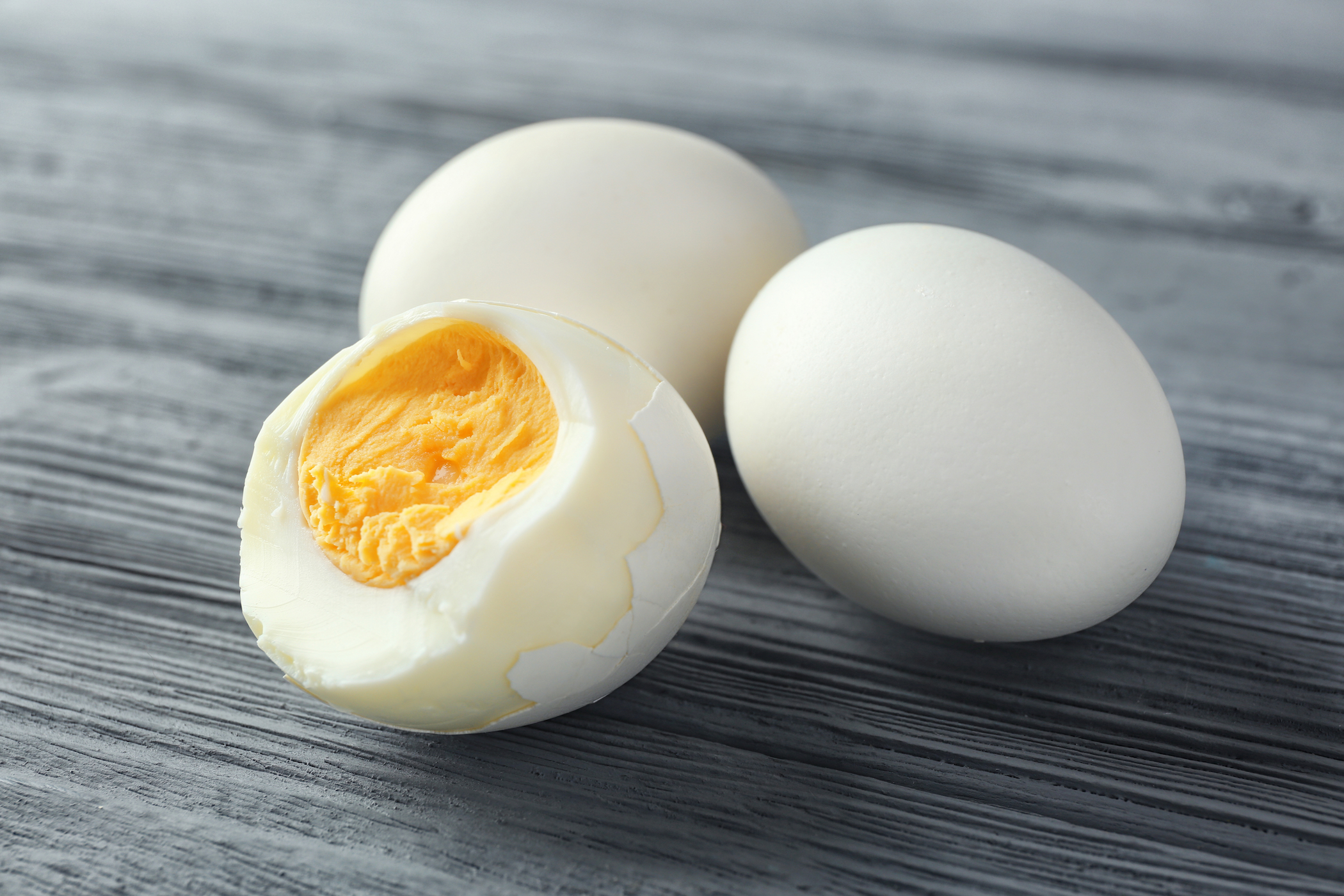 Привкус яиц. Яйцо куриное. Яйцо куриное вареное. Яйцо отварное. Яйца куриные отварные.