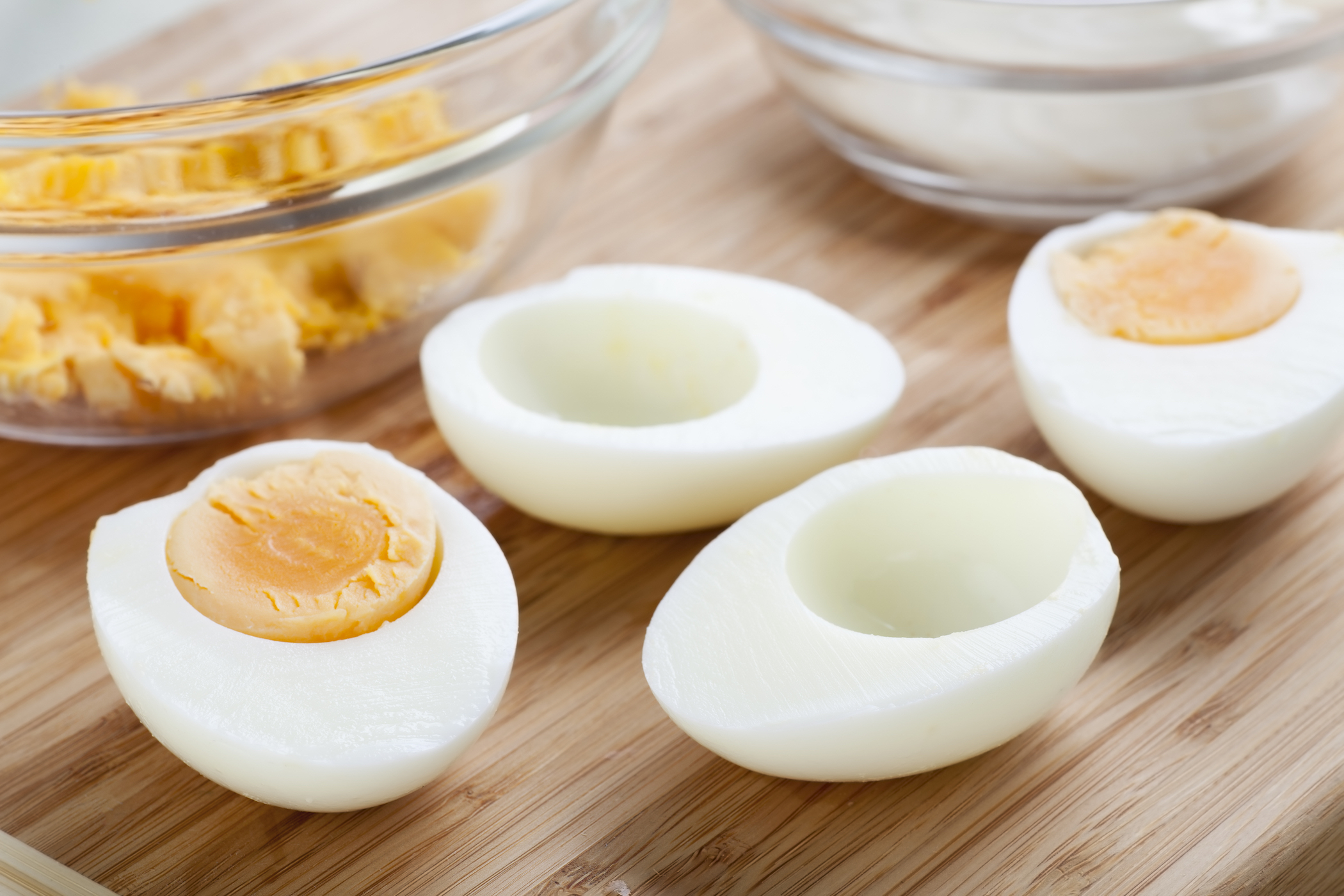 Отварной куриный белок. Желток вареного яйца. Белок яйца. Яичный желток вареный. Яйцо без желтка.