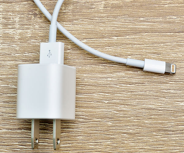 Reasons Why You Shouldn't Use Your Computer To Charge Your iPhone iPhone cable