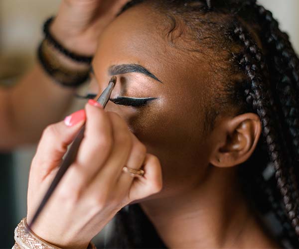 woman filling in her eyebrows