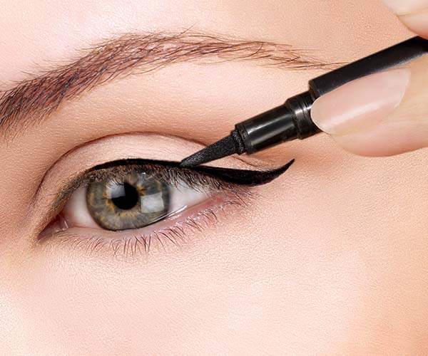 woman applying eyeliner