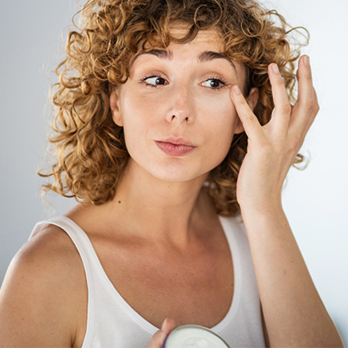 woman using moisturizer