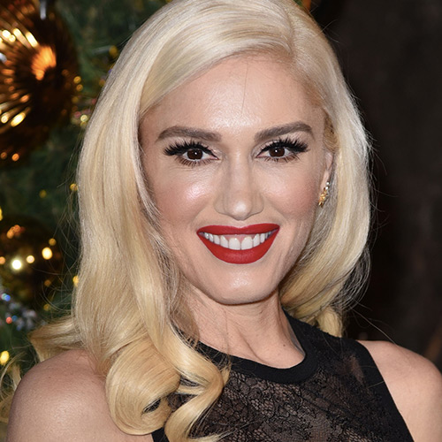 We Can T Believe Gwen Stefani Showed This Much Cleavage On Tv Her Dress Is Too Hot For Words