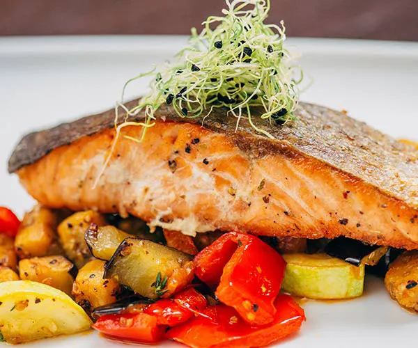 Delicious low-carb dinner plate with fresh vegetables and protein.