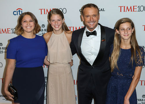 Tim McGraw and his daughters
