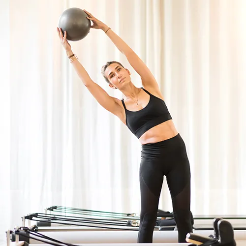 Toned obliques showcased in a fitness routine.