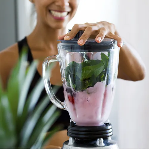 woman making smoothie